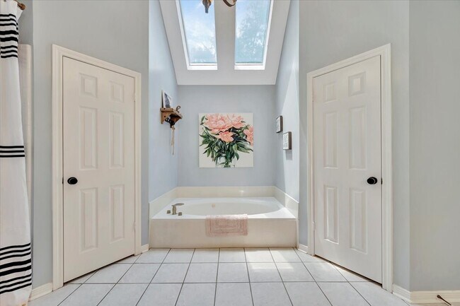 Building Photo - 15402 Willow Shores Dr