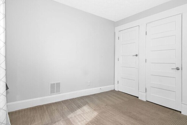 Building Photo - Classic Remodeled Townhome in Windsor Park