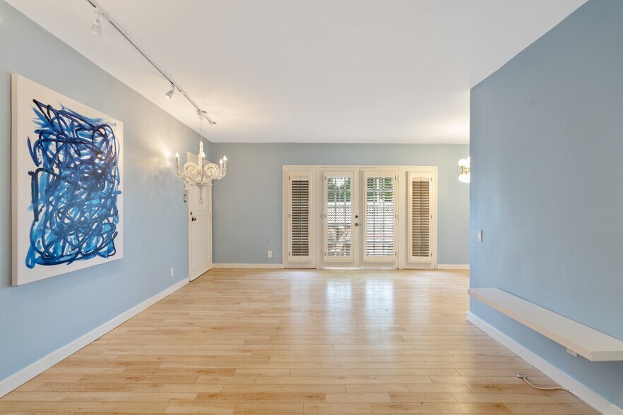 Building Photo - 639 Bay St