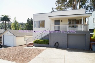 Building Photo - Charming 2-Bedroom Home with Vintage Touches, Spacious Kitchen & Prime Location Near Shops & Dining!