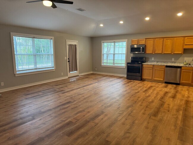 Building Photo - Great 3BR Home in Spring Hill