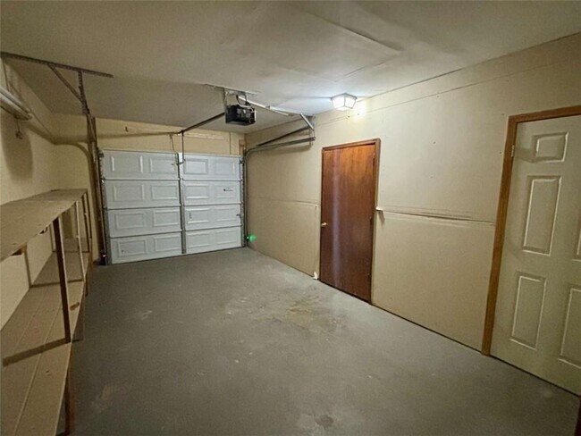 Building Photo - 2021 N Oak Dr