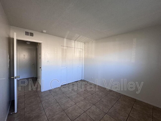 Building Photo - 4479 La Cresta Way