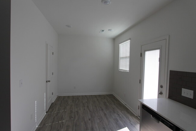 Building Photo - 3 Bedroom/2.5 Bath Townhome Minutes from D...