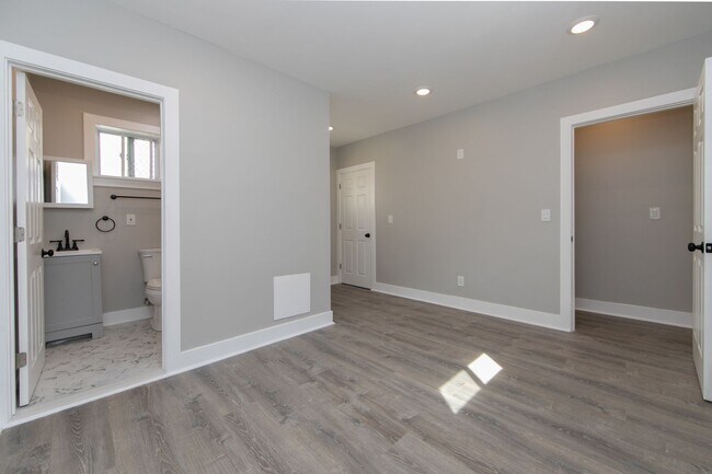 Building Photo - Beautiful Gut Renovated 2 Bed/2.5 Bath Apa...