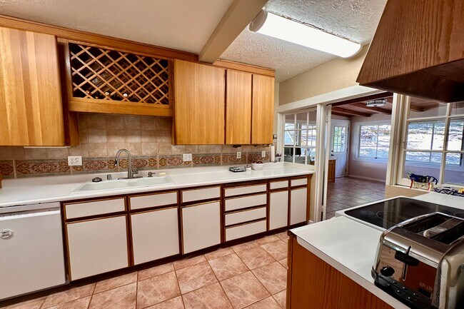 Building Photo - 2499 Madrona Ave