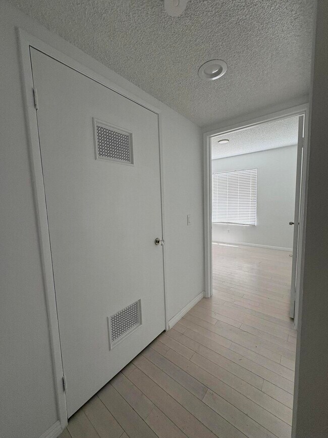 Building Photo - 2339 Lillyvale Ave