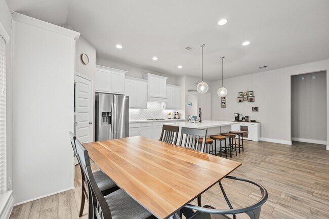 Building Photo - 8136 Tyrell Hgts Rd