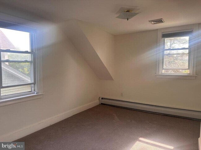 Building Photo - 229 Iona Ave