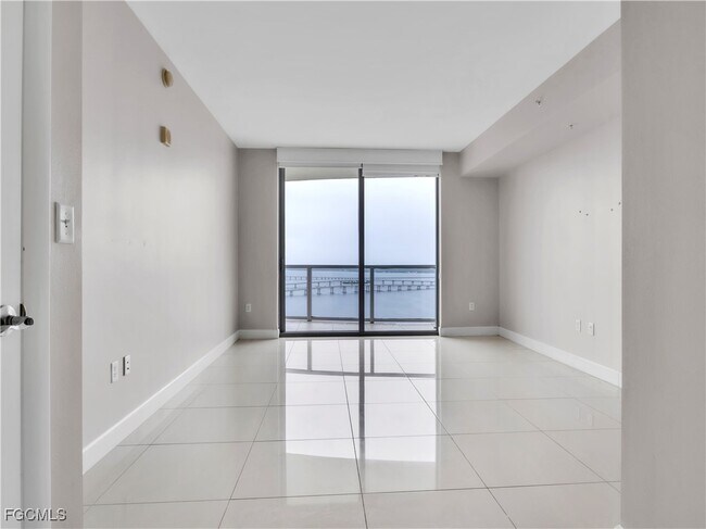 Building Photo - 3000 Oasis Grand Blvd