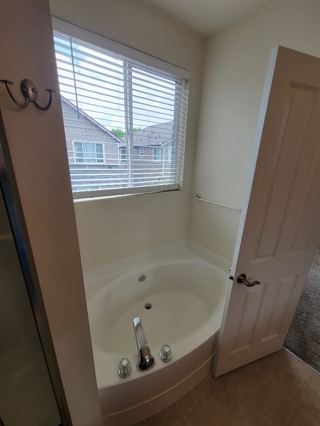 Building Photo - Spacious & Stylish 3-Bedroom Home in a Desirable Neighborhood!