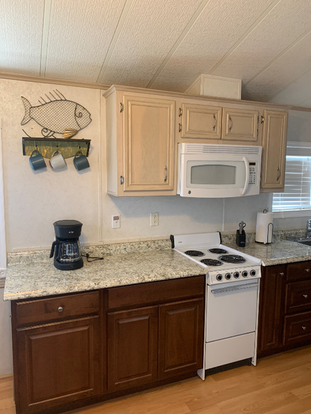 Building Photo - 2580 NE Indian River Dr