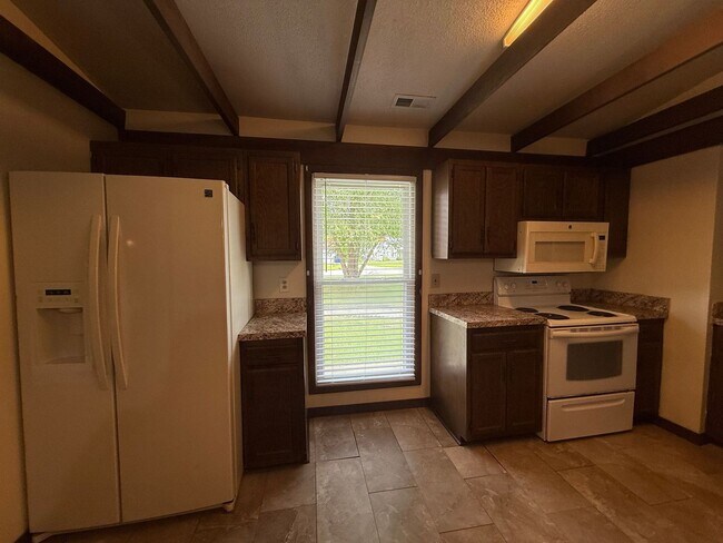 Building Photo - 3 bedroom, 2 bath House