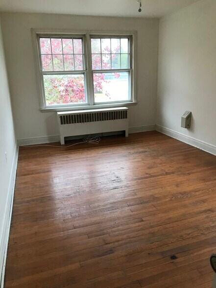 Hardwood floors with 5 closets - 11 Kimberly St