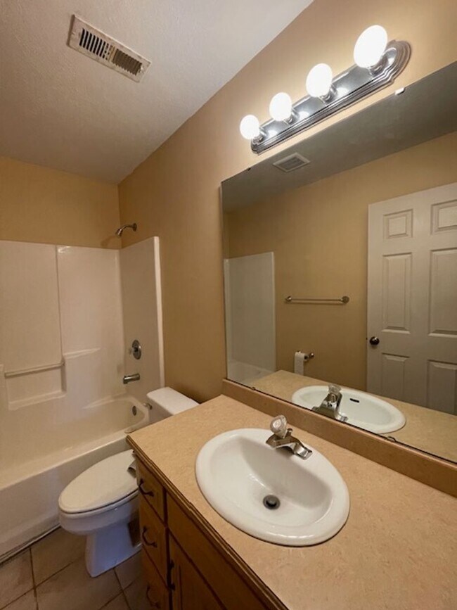 Building Photo - 4 Bedroom Home in SE Springfield!
