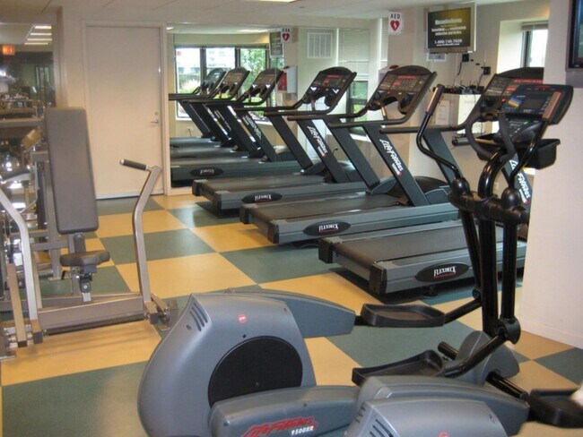 Building Photo - 400 N La Salle Dr