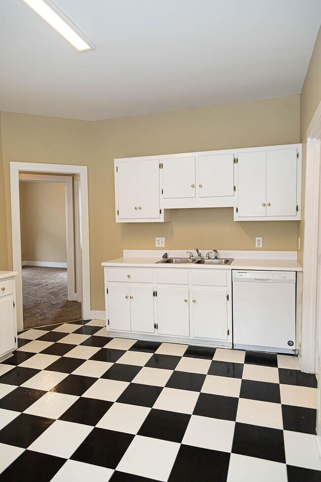 Building Photo - Spacious 2 Bedroom Walkable to Downtown