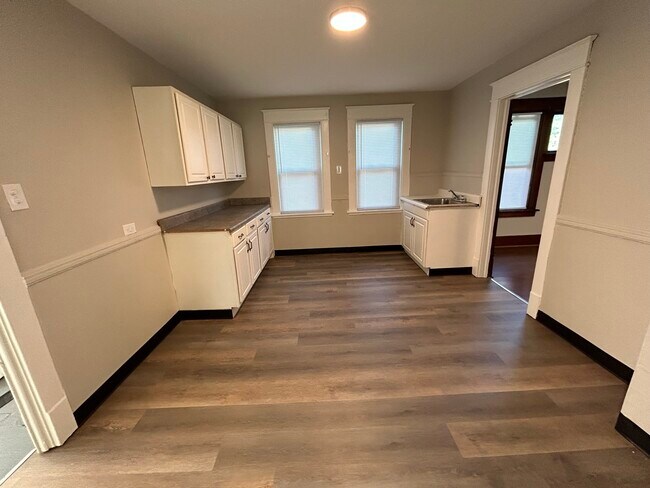 Building Photo - 624 E 24th St