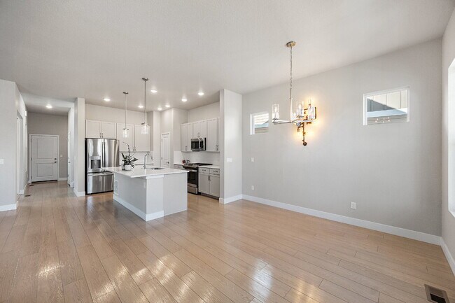 Building Photo - Modern 4 Bedroom, 2 Bathroom Westside Home with Balcony Views of Garden of the Gods!