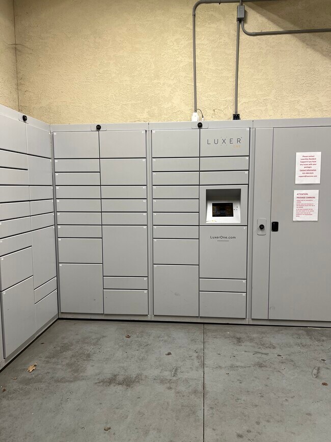 Luxer Locker - 400 17th St NW