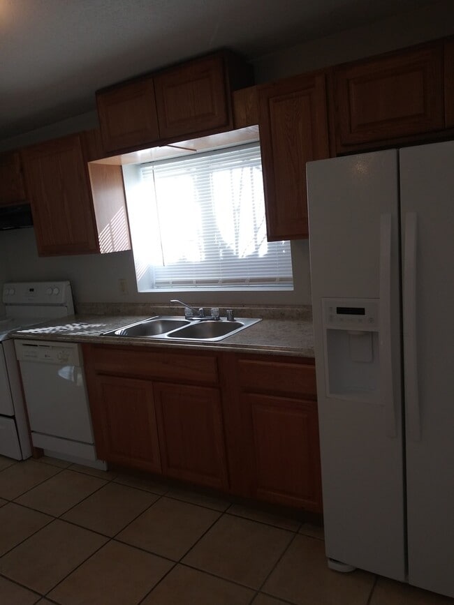 Building Photo - Renovated super cute 2 bedroom home