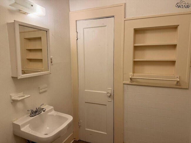 Building Photo - 1661 1/2 Collins Ave