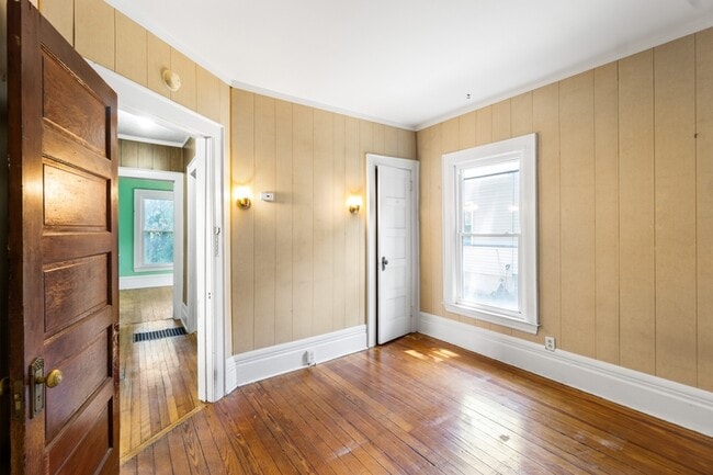 Building Photo - 247 Roosevelt Ave