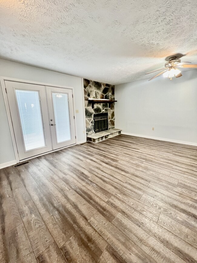 Building Photo - 403 Cedarstone Rd