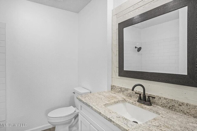 Building Photo - 214 W Lakewood Dr