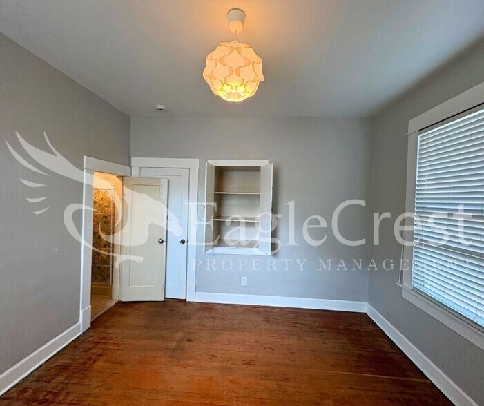 Building Photo - Charming 3BR Home with Spacious Yard & Bonus Living Space! $200.00 OFF 2nd Month Rent!!