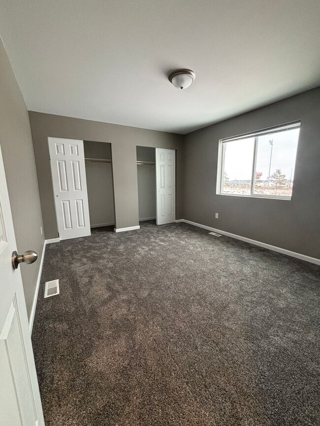 Building Photo - 4 Bedroom Home