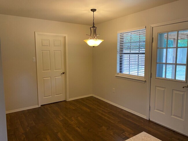 Building Photo - Come take a look at this nice 3 bedroom 1 1/2-bathroom home