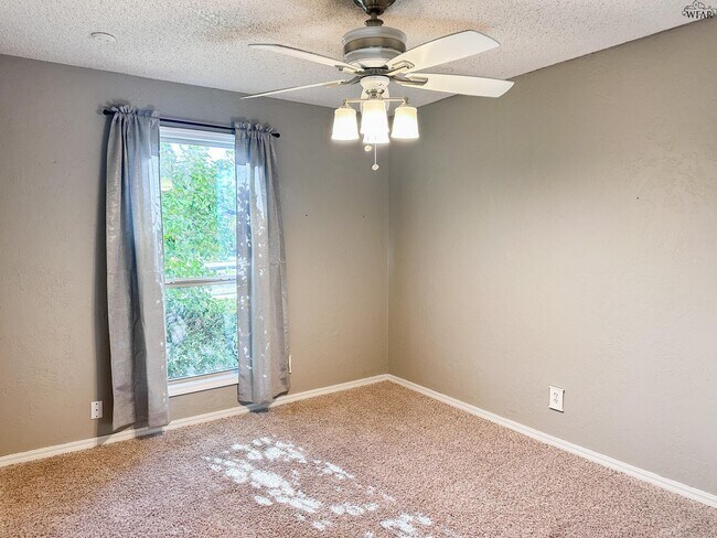 Building Photo - 4615 El Capitan Dr