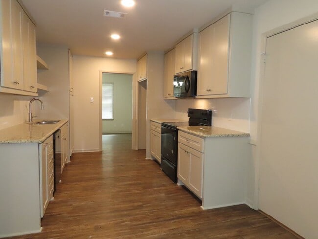 Building Photo - Updated 5 bedroom, 3 bathroom home in Tyle...