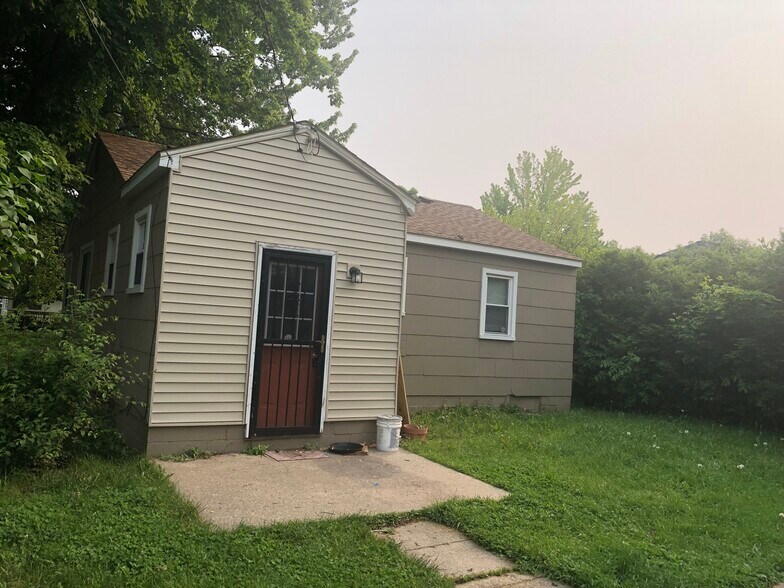 Building Photo - 3702 Ivanhoe Ave