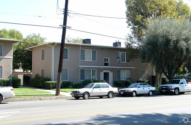 Building Photo - 5906 Hazeltine Ave