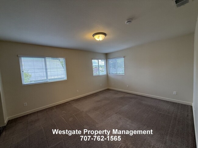 Building Photo - Great West Petaluma 2/1.5 Home - 418A Upham Street
