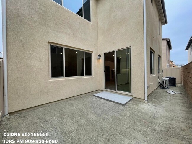 Building Photo - Lake Forest 3 Bedroom Home