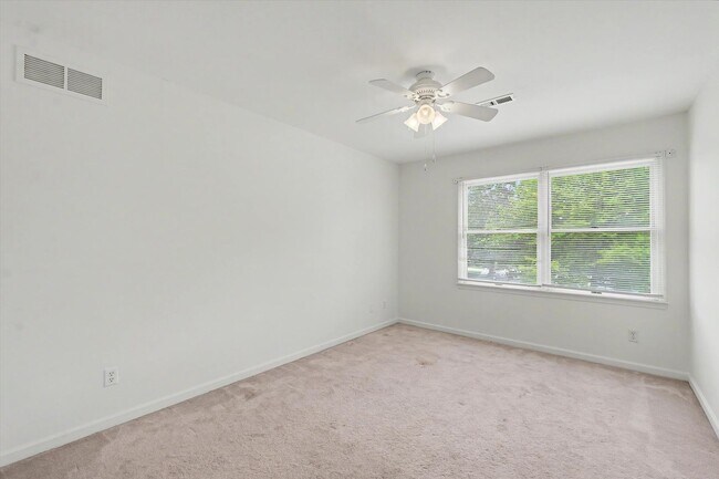 Building Photo - 6 Bedroom home with Fenced Yard - Available Now