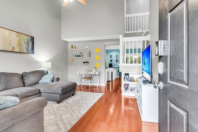 Building Photo - Spacious Townhome Prime Location!