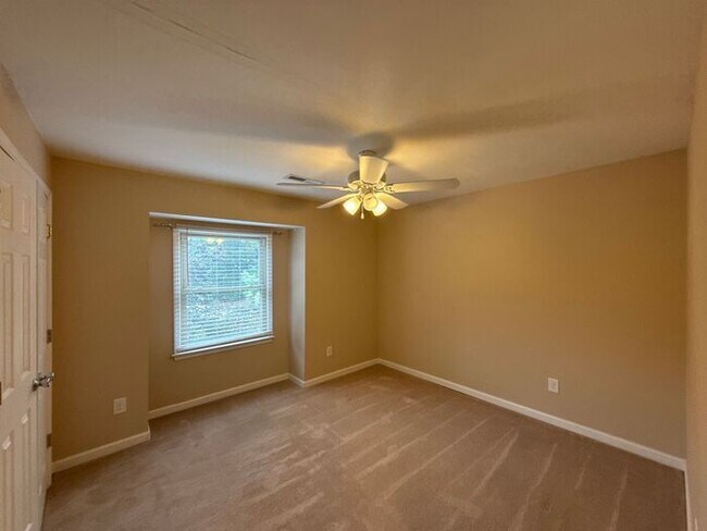 Building Photo - Great condo with Lake Wylie views!