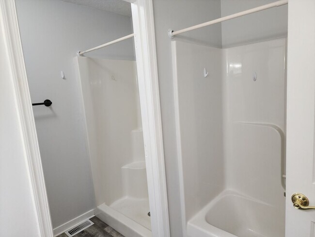 Building Photo - Spacious 3 Bedroom 2.5 Bath Home with Fenced Rear Yard!