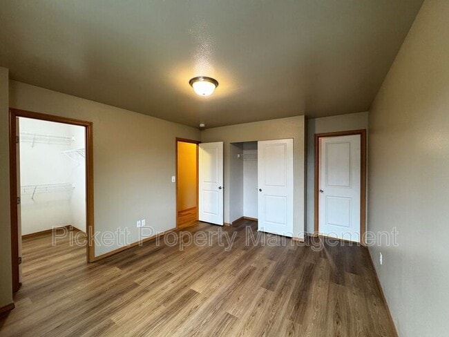 Building Photo - 136 NE Miramar Cir