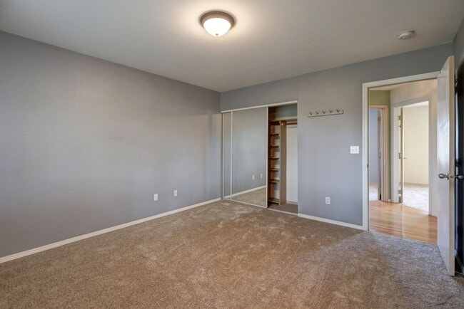 Building Photo - Immaculate, Sunny and Bright 4 Bedroom/2.5...