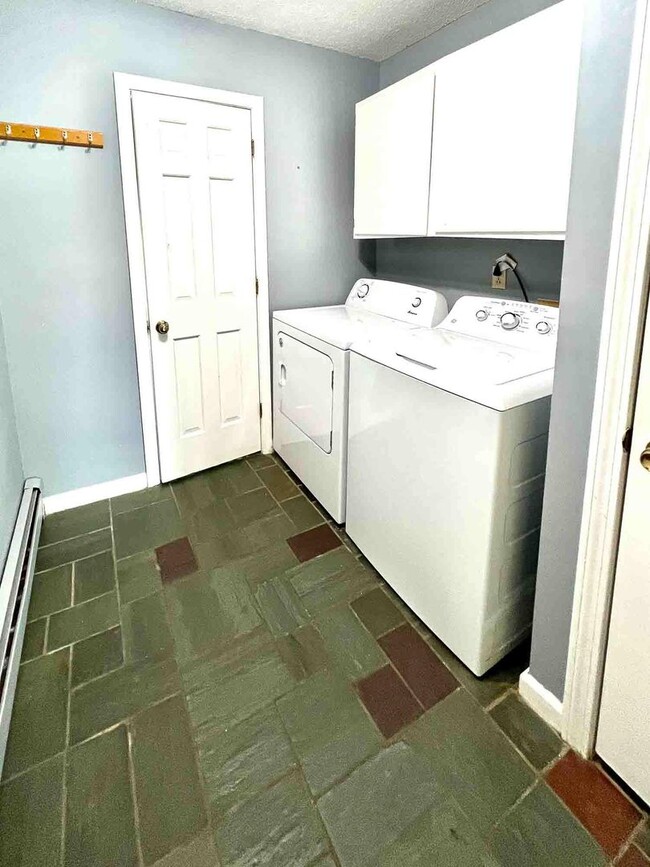 Building Photo - 6-Bedroom, 2-Bath Single-Family Home – Prime UVM Location