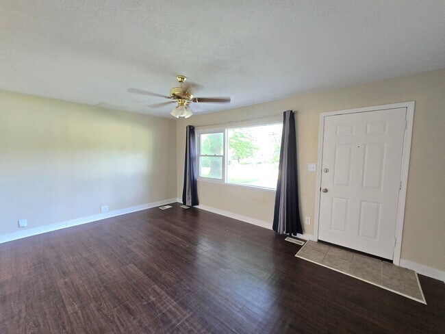 Building Photo - YOU CAN STOP YOUR SEARCH! Jeffersontown / Jtown Rental with 3 Bedrooms, 1 Full Baths, Ranch, 1 Ca...