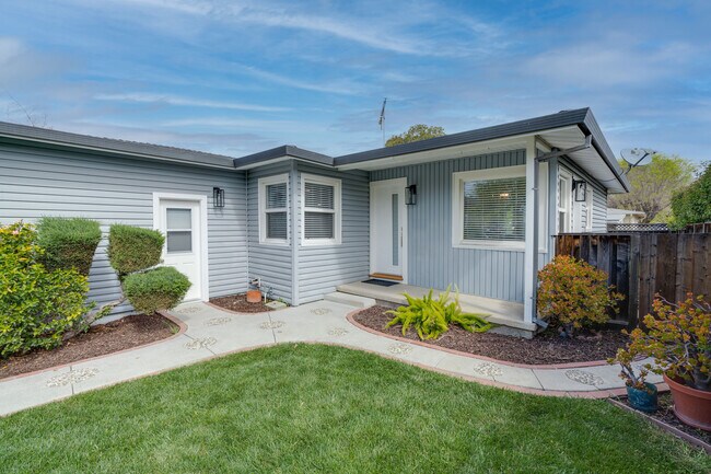 Building Photo - 405 S Fernwood Cir