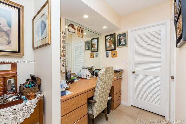 Building Photo - 2500 Parkview Dr