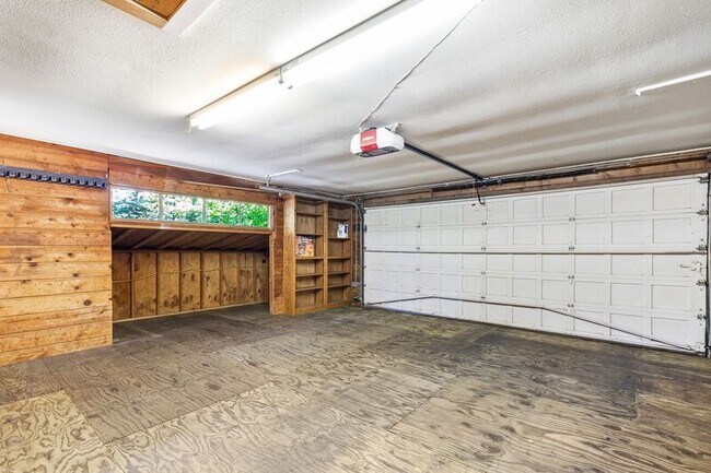 Building Photo - 2640 SW Vista Dr