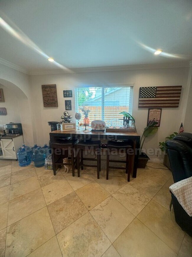 Building Photo - Beautiful Vista Home 3 bed / 3 bath / 1957...